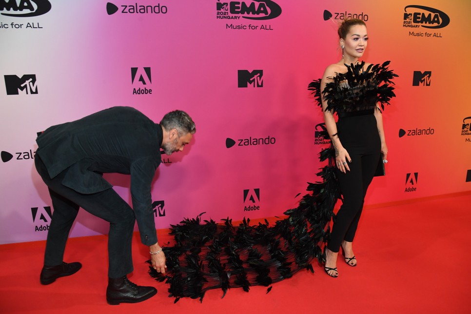 Rita Ora és Taika Waititi voltak a legcukibb páros a budapesti MTV EMA gálán