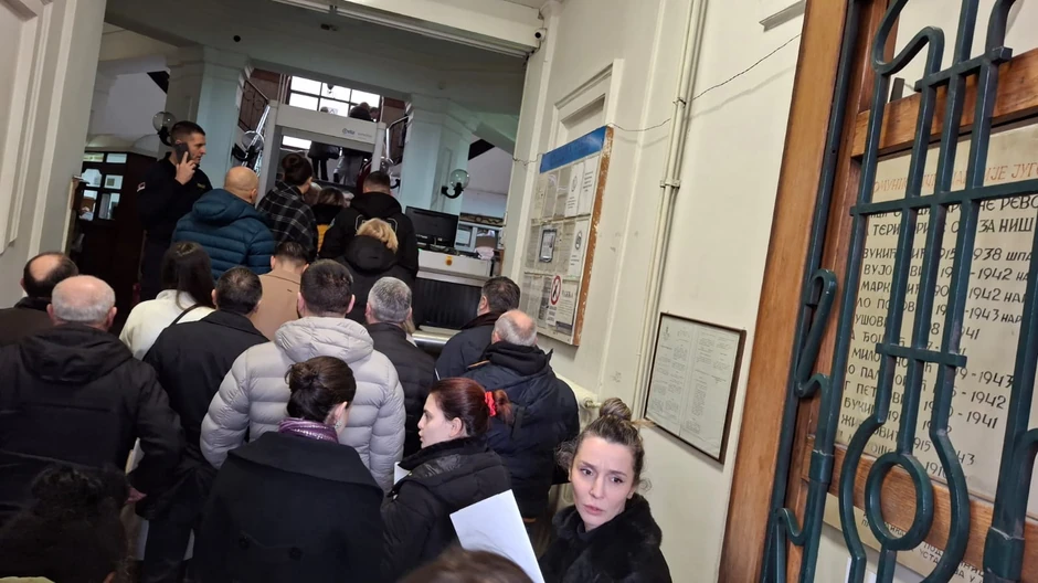 Dolazak roditelja ubijenog Andreja sa roditeljima iz Ribnikara, Dubone i Orašja u Viši sud u Nišu