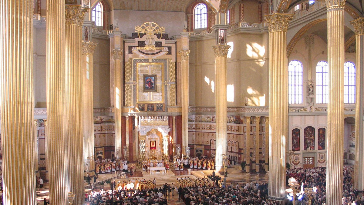 Tysiące pielgrzymów z całego kraju przybyło do licheńskiego sanktuarium, by uczestniczyć w przypadających 15 sierpnia uroczystościach Matki Boskiej Zielnej. To jedno z najważniejszych wydarzeń w Licheniu w ciągu roku. Odpust jest obchodzony w tym miejscu od ponad 100 lat.