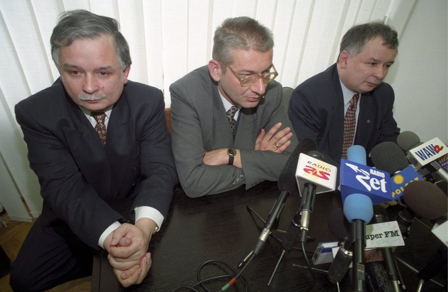 22 października 1997 r. Konferencja prasowa liderów Porozumienia Centrum. Od lewej siedzą Lech Kaczyński, Ludwik Dorn i prezes PC Jarosław Kaczyński