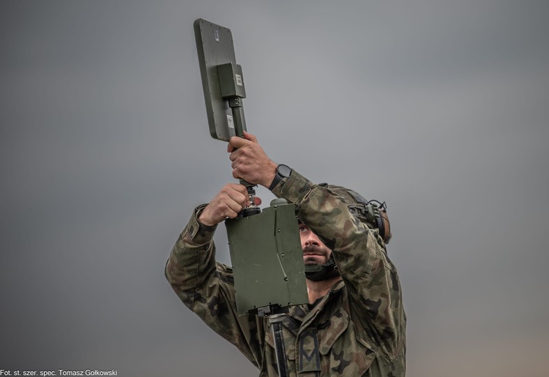 Operator może sterować dronem Orbiter 2B z odległości wielu kilometrów. Na zdjęciu żołnierz z 5. Batalionu Strzelców Podhalańskich w trakcie montażu anten służących do łączności z bezzałogowcem.