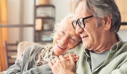 Sekrety udanych związków na całe życie. Jak parom udaje się być szczęśliwie zakochanym przez lata?