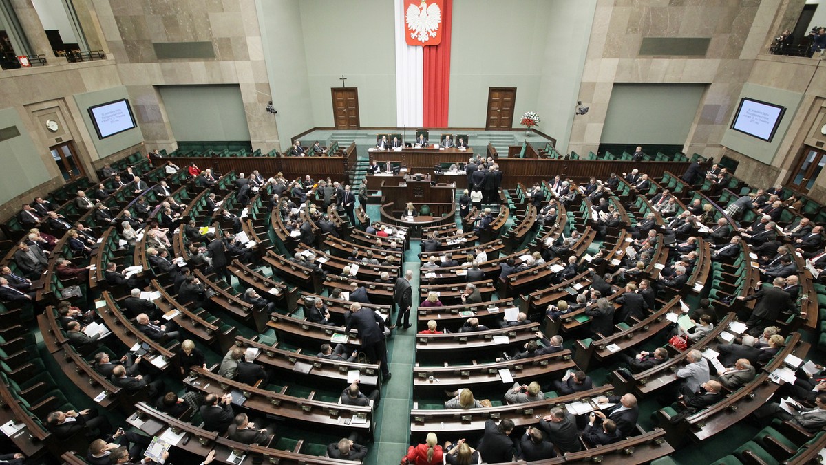 10 tysięcy aplikantów radcowskich pisze listy do Sejmu, w których protestują przeciwko nowej wersji projektu ustawy o państwowych egzaminach prawniczych, która dopuszcza magistrów prawa do stawania przed sądami.