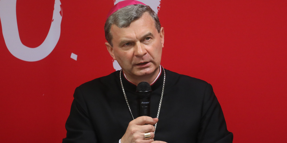 Biskup Tadeusz Bronakowski żąda zakazu reklamy piwa w telewizji. 
