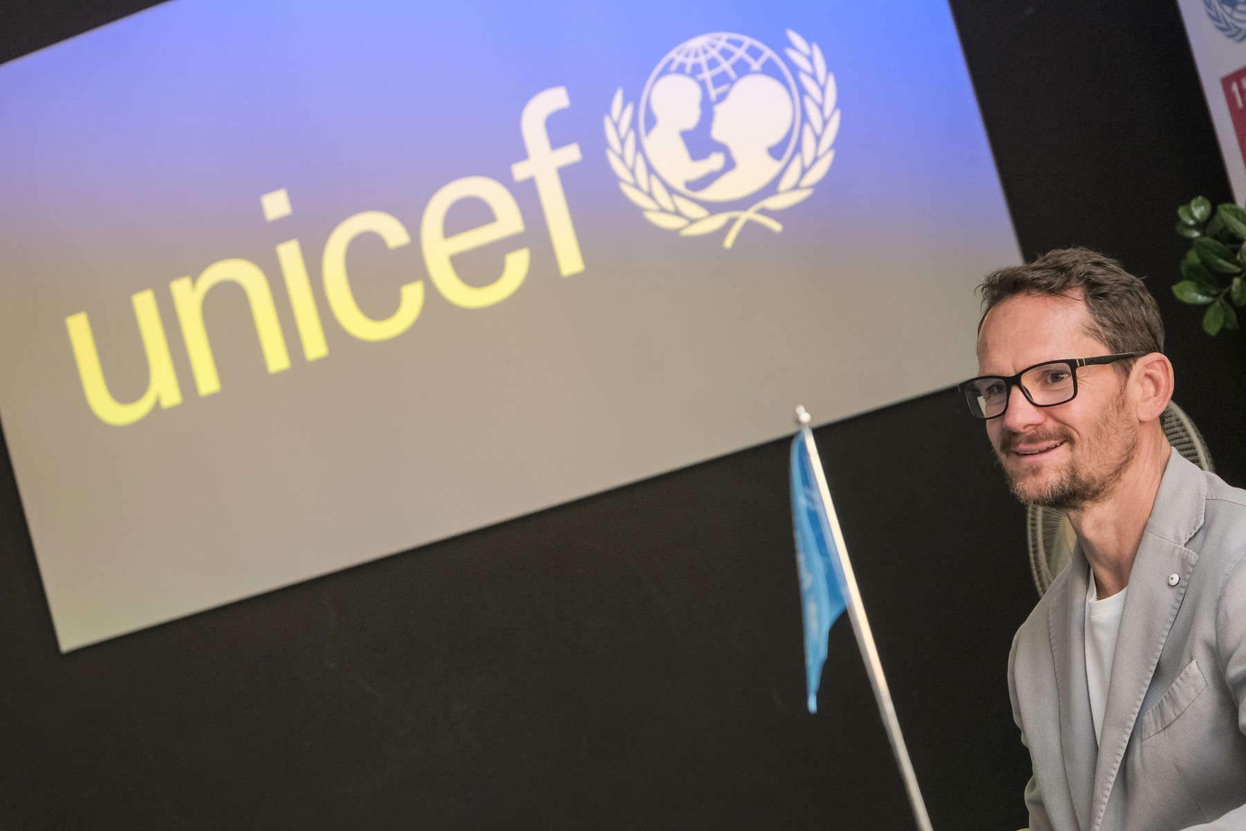 Bývalý český hokejista Patrik Eliáš sa po svojej osobnej skúsenosti so žltačkou stal ambasádorom UNICEFu.