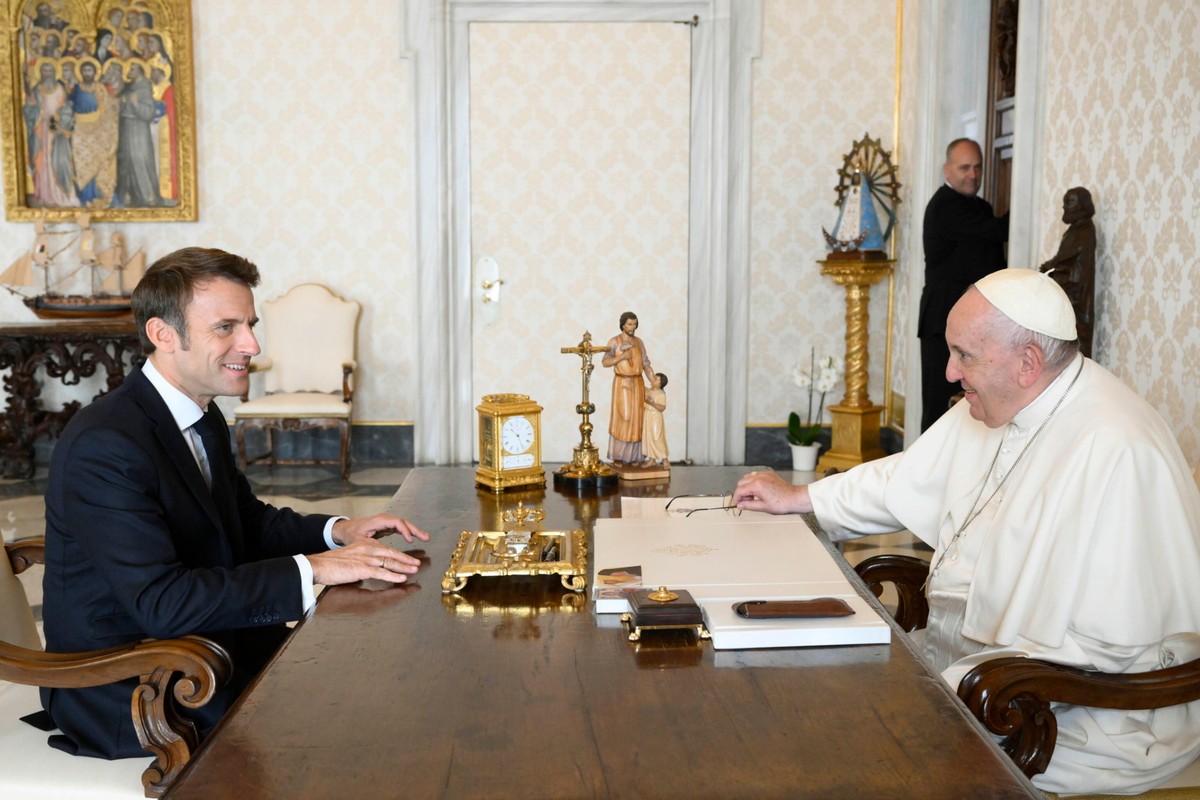 Macron podczas spotkania z papieżem Franciszkiem
