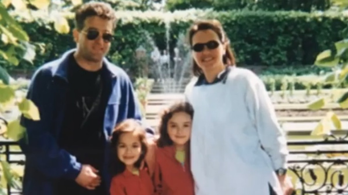 Rita Ora sa sestrom i roditeljima