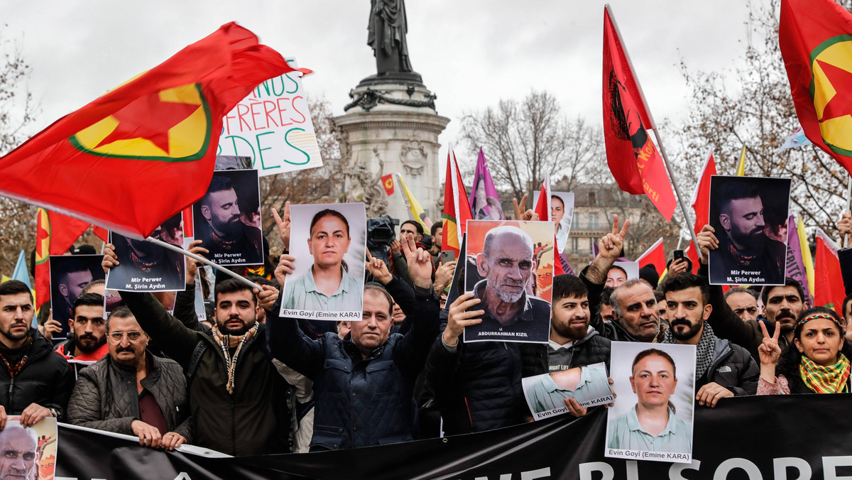 Kurdowie protestują. Ogień i starcia na ulicach Paryża [NAGRANIA]