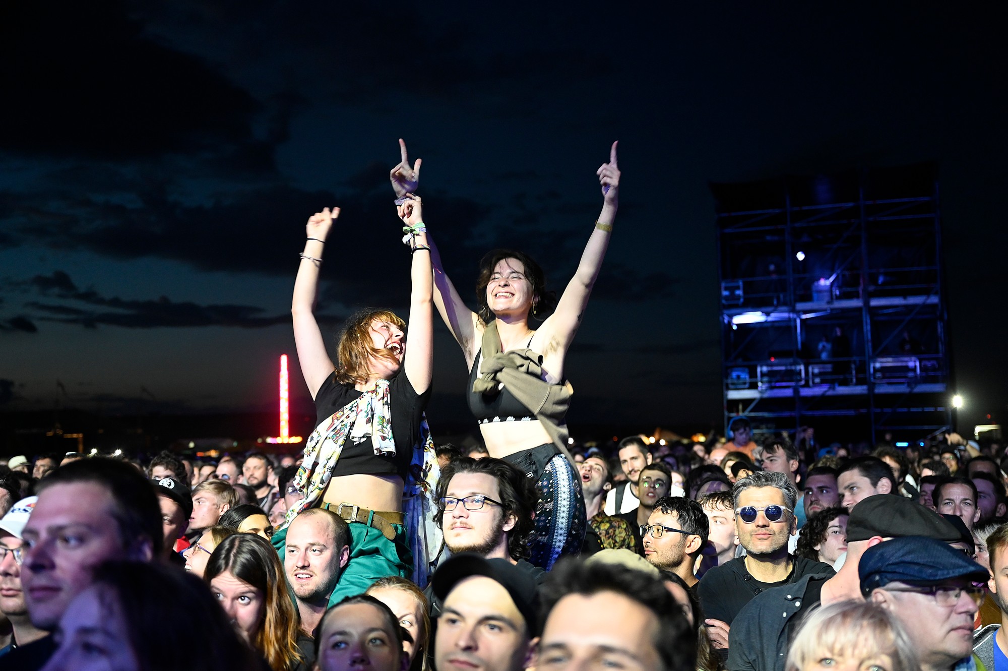 Návštevníci festivalu sledujú vystúpenie skupiny The Libertines.