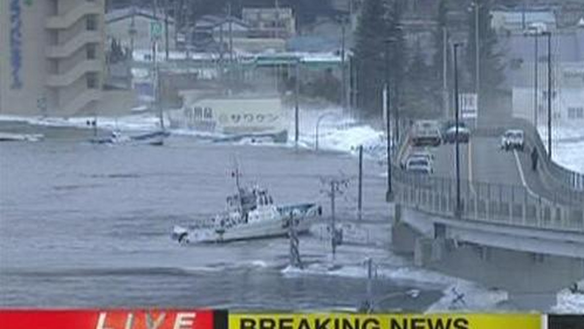 Ogromne trzęsienie ziemi o sile 8,9 w skali Richtera miało miejsce w Japonii. Największe szkody wywołuje jednak ogromna fala tsunami wywołana trzęsieniem, która wdarła się w głąb lądu, czyniąc wiele szkód. Fala przetacza się dalej wdzierając się w głąb kraju - może osiągnąć nawet 10 metrów wysokości. Po pierwszej fali, pojawiają się kolejne. Wiadomo już, że rannych jest wiele osób. Zginęła też jedna osoba. W Tokio zawaliło się kilka budynków, wiele obiektów ogarnęły pożary.