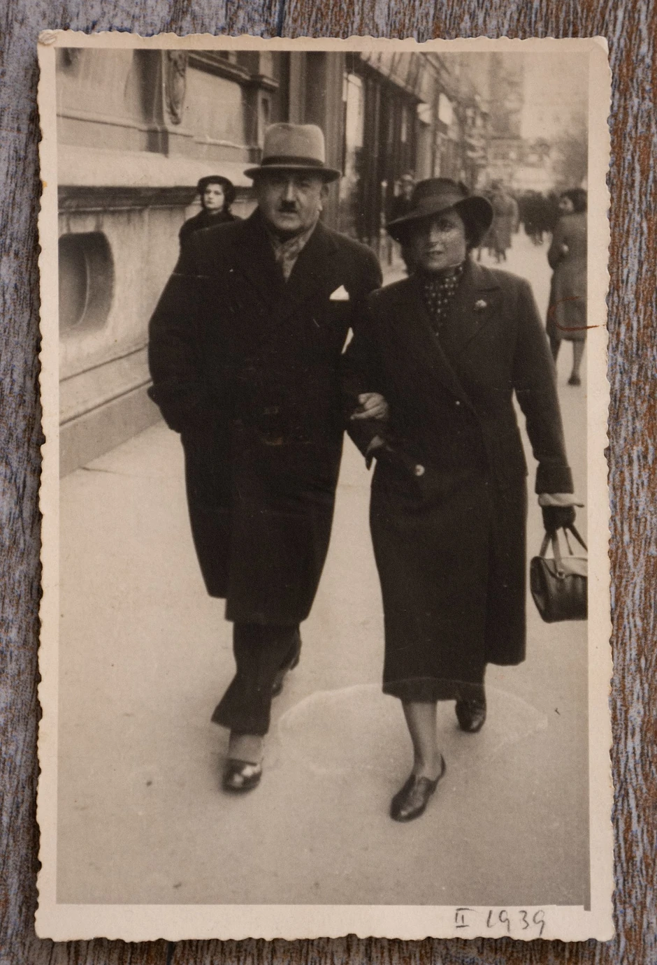 1939. Bračni par Kostić se vraća s posla