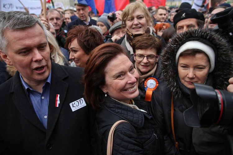 Nie ma zgody na zawłaszczenie demokracji - skandował tłum razem z Małgorzatą Kidawą - Błońską i Hanną Gronkiewicz - Walz.