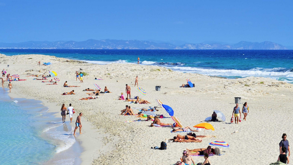 Pogoda na zewnątrz nie zachęca do wychodzenia z domu. Możesz jednak rozgrzać się, patrząc na te niezwykłe zdjęcia najpiękniejszych plaż na świecie. Chyba każdy chciałby się tam teleportować.