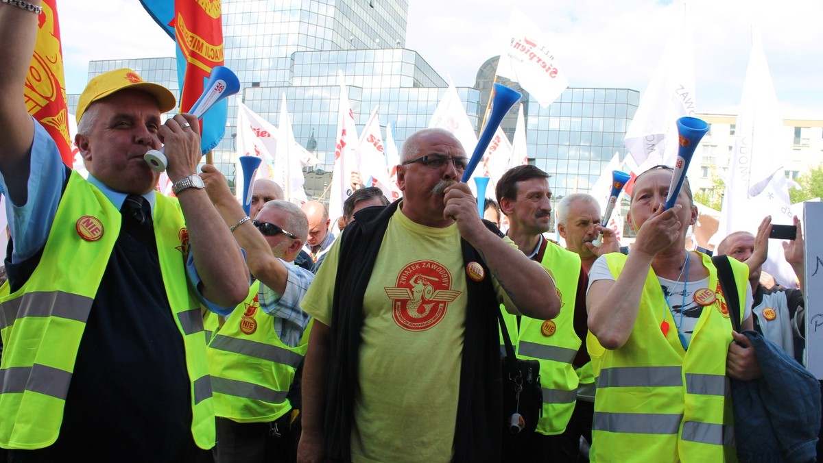 - Stop cięciom! Zacznijcie od siebie! - krzyczeli uczestnicy pikiety pod stołecznym ratuszem. We wtorek protestowali tam związkowcy ze spółek komunikacyjnych. Nie zgadzają się na likwidację ich przywilejów, m.in. darmowych biletów dla nich i ich rodzin. - Musimy oszczędzać - tłumaczą władze Warszawy.