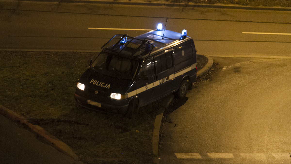 Łódzki sąd dziś aresztował 31-latka, który odpowie za usiłowanie zabójstwa. Zazdrosny o kobietę rzucił się na znajomego z nożem i zadał mu 11 ciosów. Ofiara z przebitym płucem trafiła do szpitala, a 31-latkowi grozi nawet dożywocie.