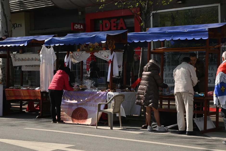 Štandovi su spremni za drugi dan skupa