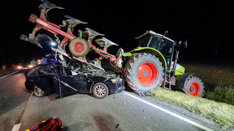 DK15 fatal accident involving two cars and a tractor