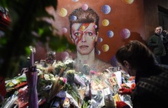 Cały świat płacze... David Bowie pięknie żegnany przez fanów [ZDJĘCIA]