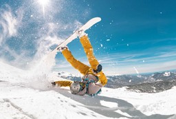 wyjazdy na stoki i do ciepłych krajów – o czym pamiętać, wybierając po