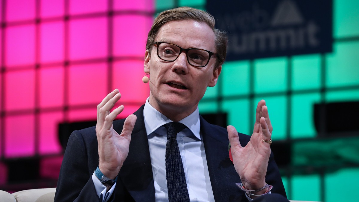 Firma doradcza Cambridge Analytica (CA) proponowała potencjalnym klientom usługi polegające na szantażowaniu politycznych rywali i rozpowszechnianiu fałszywych informacji, aby zaszkodzić ich reputacji - wynika z dziennikarskiego śledztwa telewizji Channel 4.