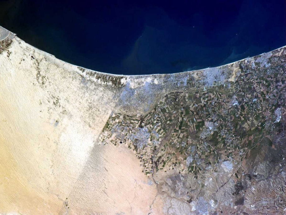 Granica między Izraelem i Egiptem. Zdjęcie zrobione przez Międzynarodową Stację Kosmiczną. Granica jest uważana za jedną z niewielu granic, które widać z kosmosu.