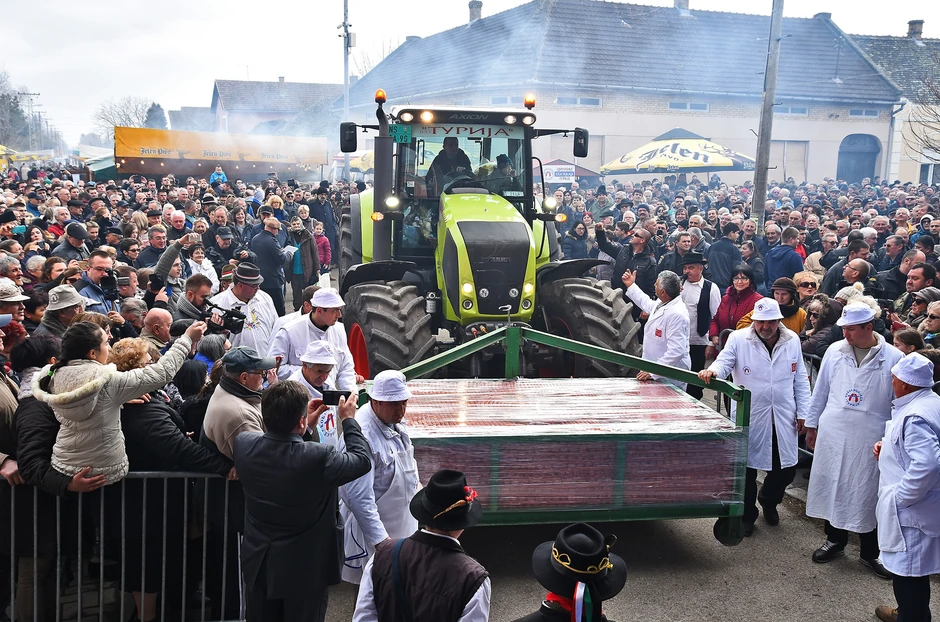 Najduža kobasica stiže u centar sela
