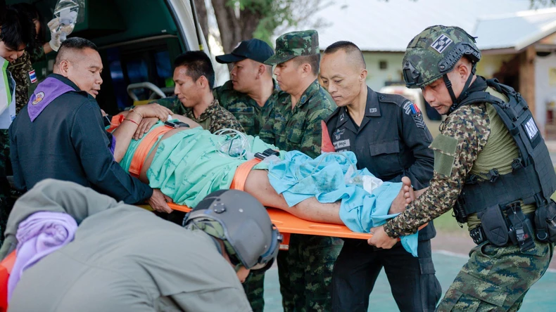 Tajlandski vojnici unose ranjenog civila u vozilo hitne pomoći | Foto: ROYAL THAI ARMY/HANDOUT/EPA/Shutterstock