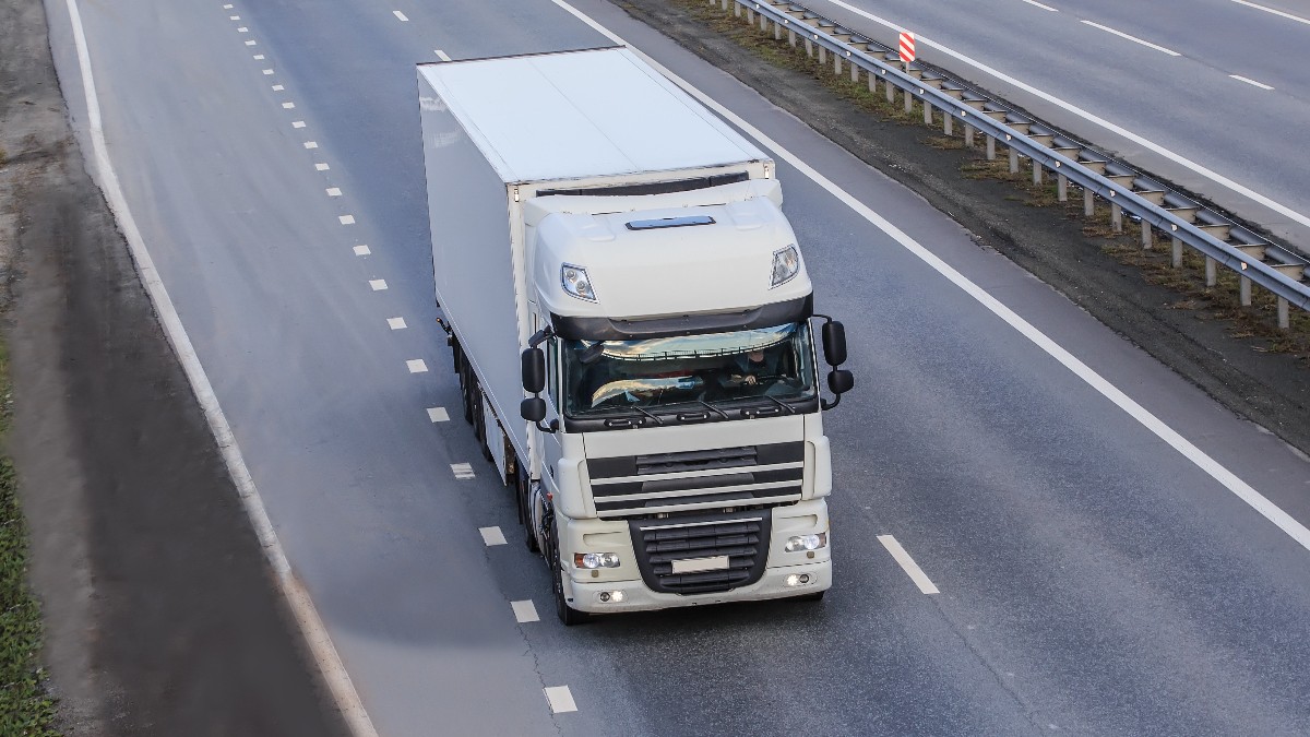 Un șofer român de TIR care transporta Pepsi s-a dus cu marfa direct la Poliție, nu la depozit, când a început să miroasă ciudat din remorcă