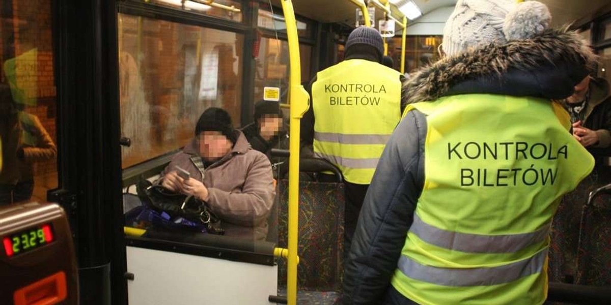 Czy kontroler biletów ma prawo zatrzymać mnie w tramwaju?