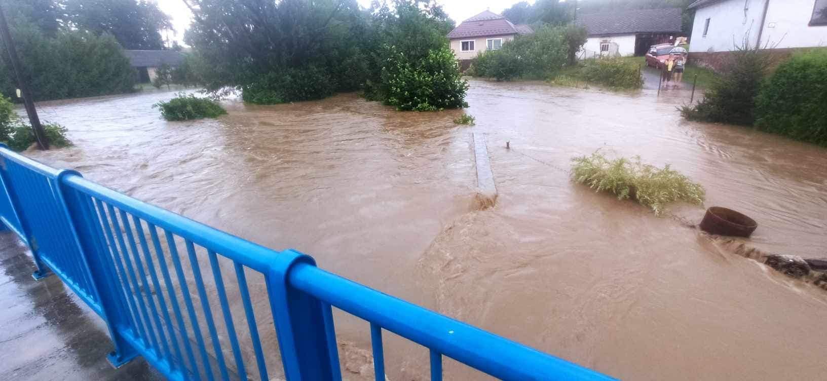 V obci Ubľa voda z potoka Brezovčík zaplavila cestu aj pivnice.