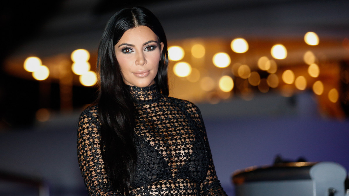 Kim Kardashian i Kylie Jenner odsłaniają ciała. Która lepiej wygląda?