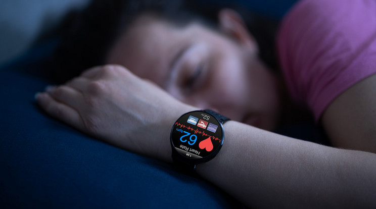 Az okosórákban található alvásfigyelő funkció átfogó képet adhat a pihenés időtartamáról, minőségéről, és az alvásciklusok váltakozásáról, valamint tanácsokkal szolgálhat az alvási szokások módosításához. / Getty Images