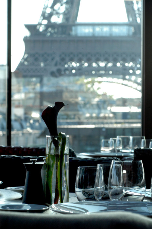 Widok z okna restauracji w Paryżu