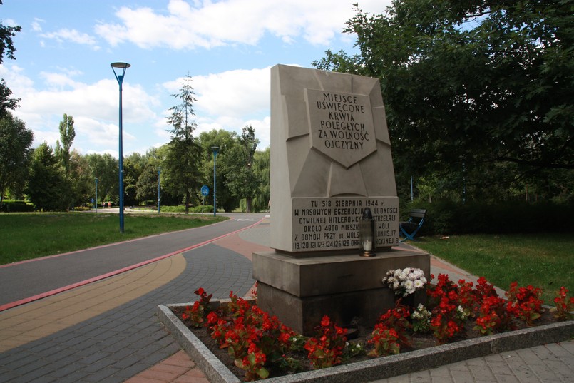 Jedno z miejsc pamięci poświęcone cywilom rozstrzelanym w Parku Szymańskiego na Woli