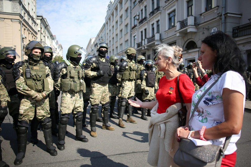 Białoruś: milicja brutalnie pacyfikuje protesty w Mińsku