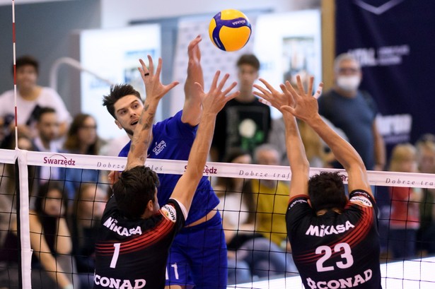 Siatkarze drużyny Sir Safety Perugia Matt Anderson (L) i Stefano Mengozzi (P) oraz Aleksander Śliwka (C) z zespołu Grupa Azoty ZAKSA Kędzierzyn-Koźle