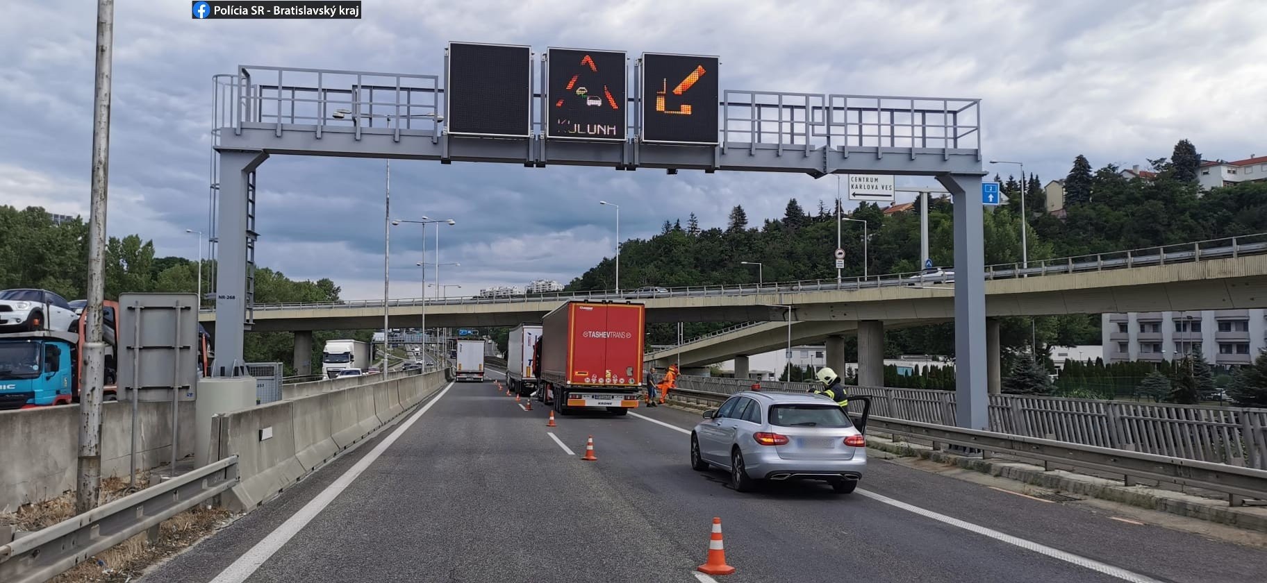 Na D2 sa zrazili tri kamióny.