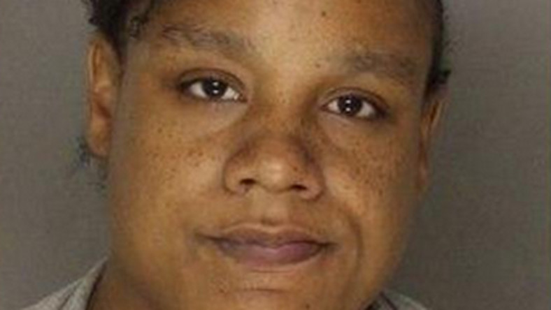 Kobieta mieszkająca na przedmieściach Pittsburga została oskarżona o dźgnięcie nożem swojego małego dziecka. W rozmowie z policją stwierdziła, że bóg kazał jej to zrobić, mówiąc, że "jest opętane".