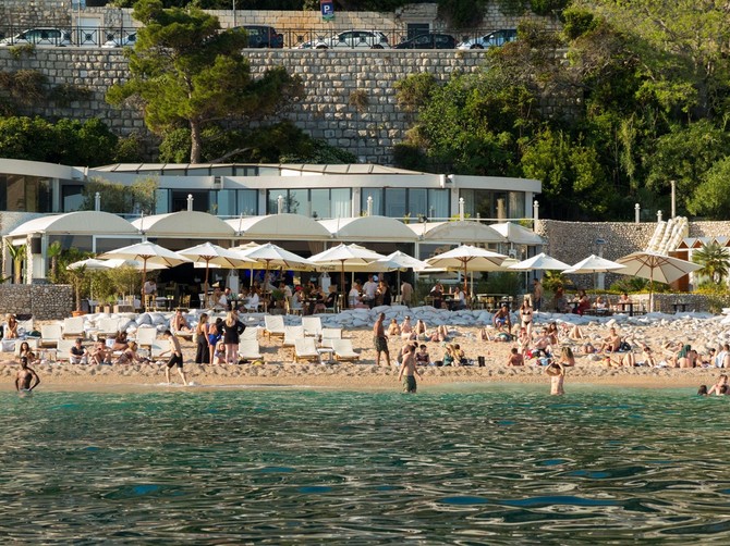 Snimak intimnog odnosa dvojice muškaraca u moru u Dubrovniku skandalizuje javnost