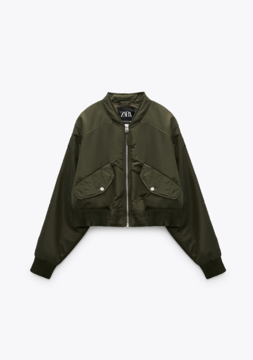Veste de pilote à col rond de Zara, pour environ CHF 70.–. 