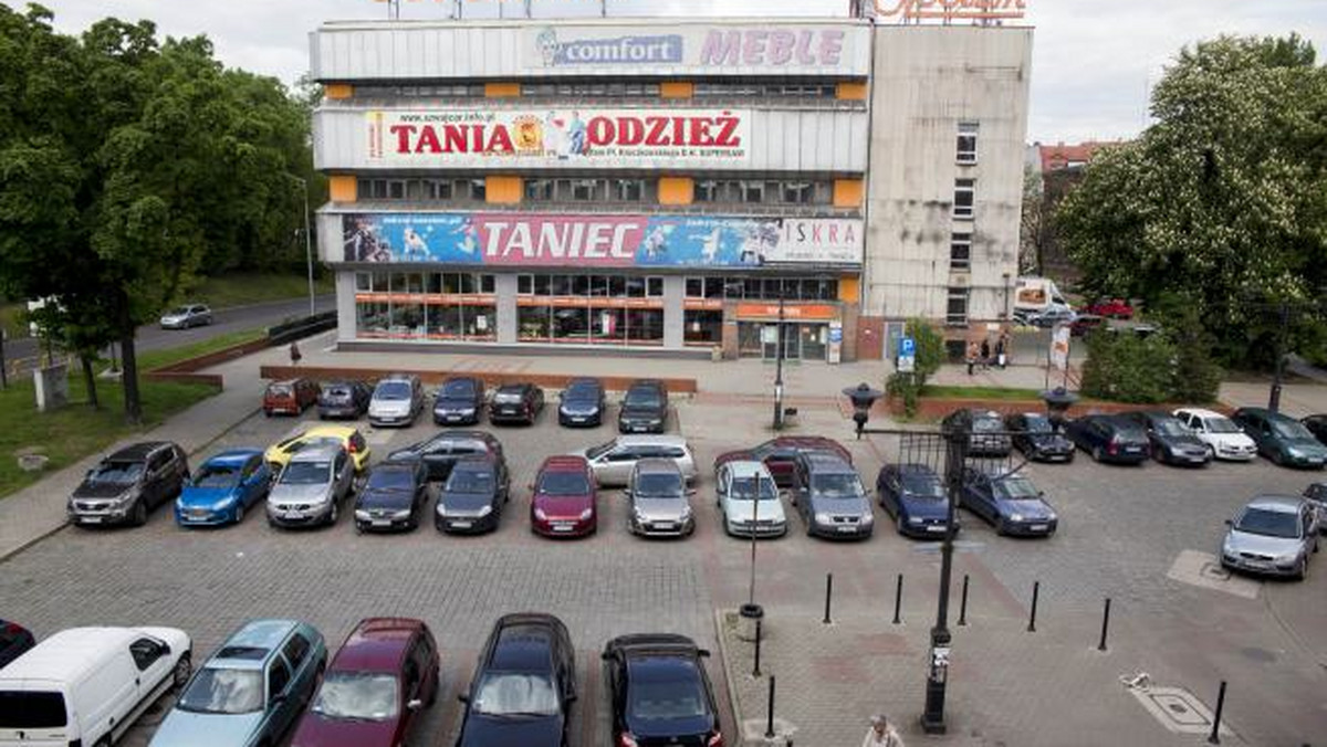 Radni zdecydowali. Od czerwca parking na pl. Kruczkowskiego w Bytomiu będzie płatny. To ostatni duży parking w centrum miasta, który jest darmowy. Niestety, już za kilkanaście dni za postój kierowcy będą musieli płacić. Plac zostanie włączony do Strefy Płatnego Parkowania.