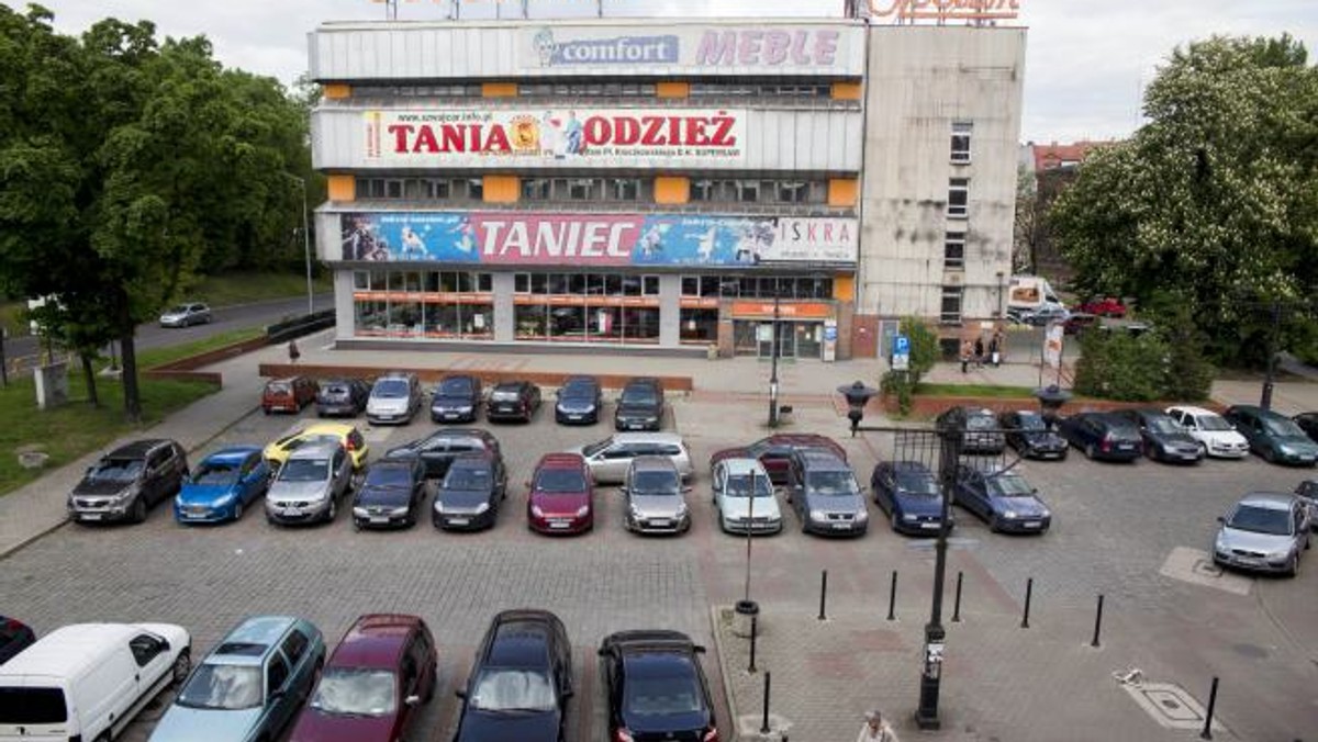 Radni zdecydowali. Od czerwca parking na pl. Kruczkowskiego w Bytomiu będzie płatny. To ostatni duży parking w centrum miasta, który jest darmowy. Niestety, już za kilkanaście dni za postój kierowcy będą musieli płacić. Plac zostanie włączony do Strefy Płatnego Parkowania.