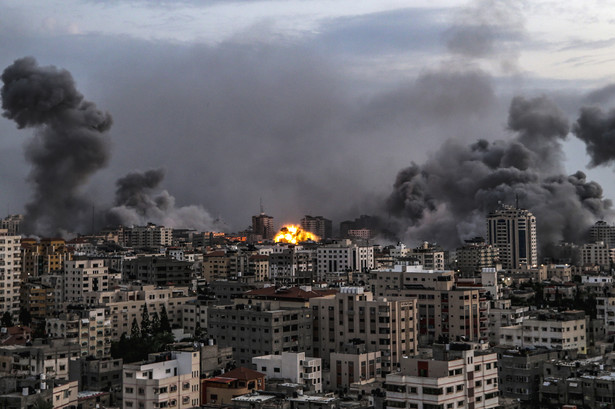 Dym unosi się po izraelskim nalocie na miasto Gaza, 9 października 2023 r.
