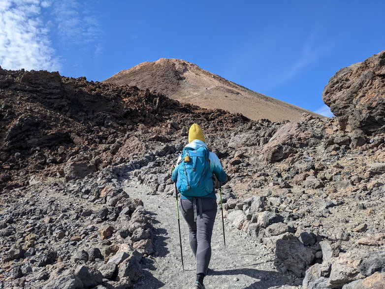 Po 20 minutach od wyruszenia ze schroniska pojawia się przed nami wierzchołek wulkanu Teide. 