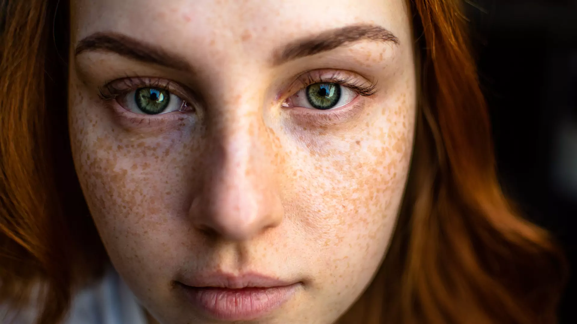 Pięć sposobów, dzięki którym namalujesz na twarzy piegi. Będą wyglądały dziewczęco i naturalnie