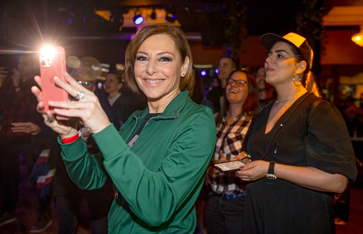 A híradós az első sorból bulizott a banda zenéire, mögötte pedig Czutor Simon anyukája, Czutor-Kilián Zsanett néz büszkén a csemetéjére / Fotó: Czerkl Gábor