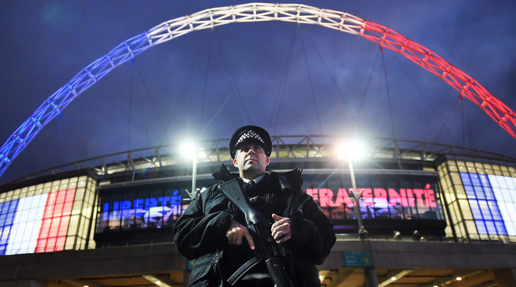 Nagy volt a rendőri készültség Londonban az angol-francia meccs miatt (Fotó: MTI/EPA/AndyRain)