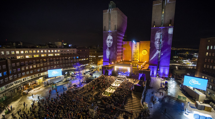 Oslo városháza előtt
állították fel a színpadot és vetítették ki a két békedíjas fotóját /Fotó: MTI/ EPA/ Hakon Mosvold Larsen