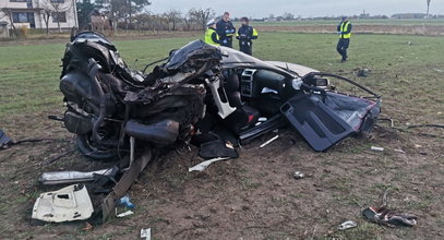 Makabryczny wypadek pod Kutnem. Godzinami czekali w polu na pomoc?