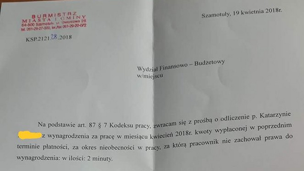 Pani Katarzyna, która pracuje w Urzędzie Miasta i Gminy w Szamotułach, otrzyma za kwiecień niższe wynagrodzenie. Powód? Spóźniła się do pracy dokładnie... dwie minuty. Pismo w tej sprawie, podpisane przez wiceburmistrza Szamotuł, upublicznił w mediach społecznościowych kolega urzędniczki. Internauci nie kryją swojego oburzenia, a urząd tłumaczy: takie są zasady.